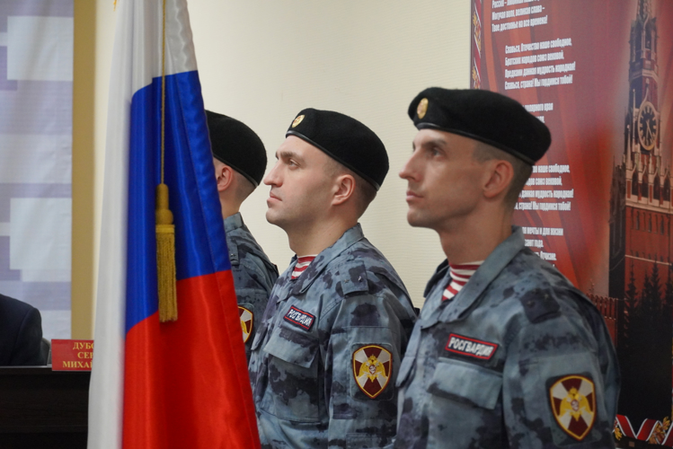 В Мурманске росгвардейцам вручили государственные награды и ключи от новых служебных автомобилей