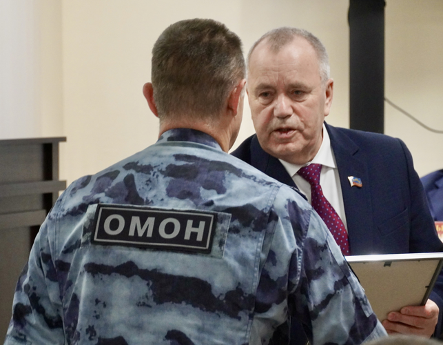 В Мурманске росгвардейцам вручили государственные награды и ключи от новых служебных автомобилей