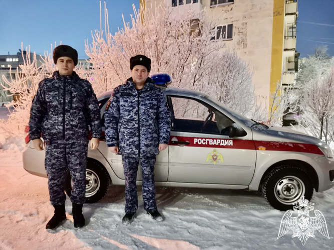В Заполярном росгвардейцы оказали помощь потерявшему сознание мужчине