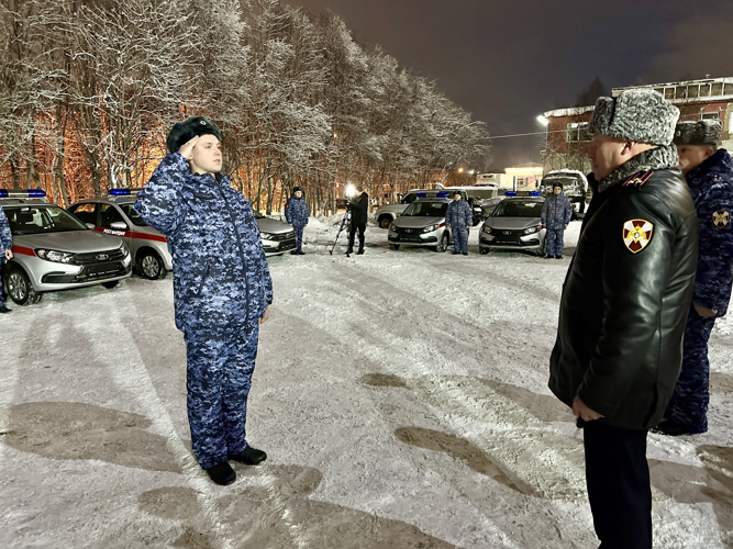 В Мурманске росгвардейцам вручили государственные награды и ключи от новых служебных автомобилей
