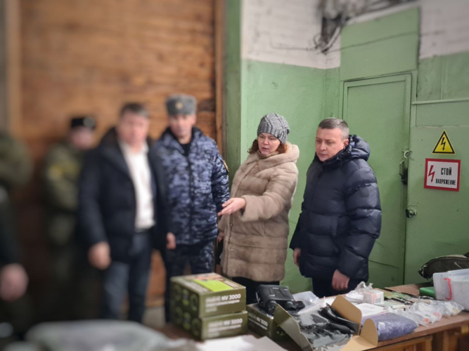 Правительство Мурманской области передало сотрудникам Росгвардии, принимающим участие в СВО, дополнительную экипировку и снаряжение