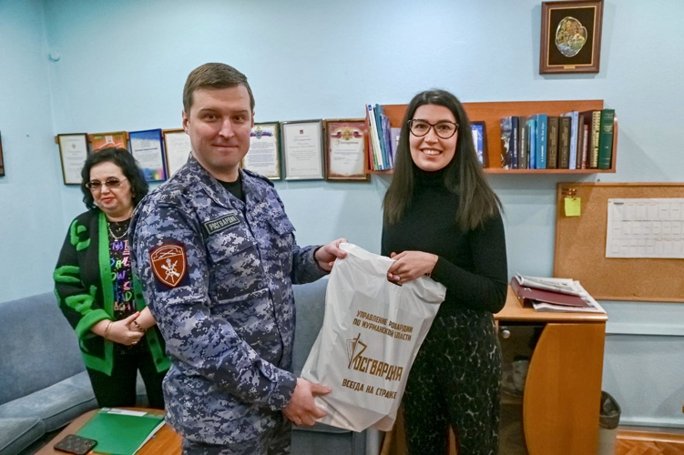 В Мурманске росгвардейцы поздравили журналистов с Днем российской печати