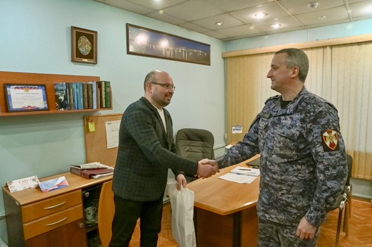 В Мурманске росгвардейцы поздравили журналистов с Днем российской печати