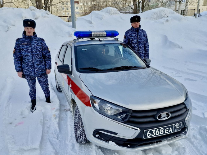 В Апатитах сотрудники Росгвардии оказали помощь женщине, сломавшей ногу