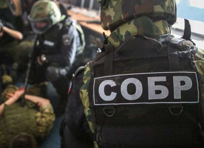 В Мурманской области сотрудники СОБР Росгвардии оказали содействие полицейским в задержании мужчины, перевозившего особо крупную партию наркотиков 