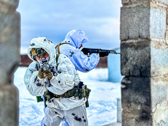 Сегодня свой  31 день рождения отмечает СОБР "Росомаха" Управления Росгвардии по Мурманской области