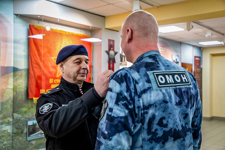 В Мурманске командующий Северо-Западным округом Росгвардии Герой России генерал-лейтенант Сергей Бураков вручил государственные награды росгвардейцам, отличившимся в ходе проведения специальной военной операции