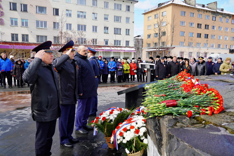 В столице Заполярья росгвардейцы приняли участие в церемонии возложения цветов к памятнику Герою Советского Союза Анатолию Бредову