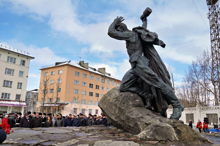 В столице Заполярья росгвардейцы приняли участие в церемонии возложения цветов к памятнику Герою Советского Союза Анатолию Бредову