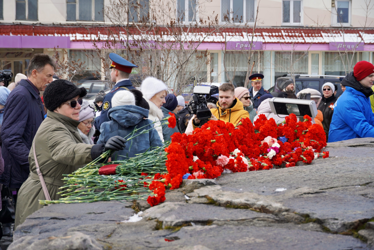 В столице Заполярья росгвардейцы приняли участие в церемонии возложения цветов к памятнику Герою Советского Союза Анатолию Бредову