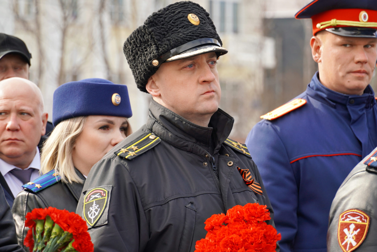В столице Заполярья росгвардейцы приняли участие в церемонии возложения цветов к памятнику Герою Советского Союза Анатолию Бредову