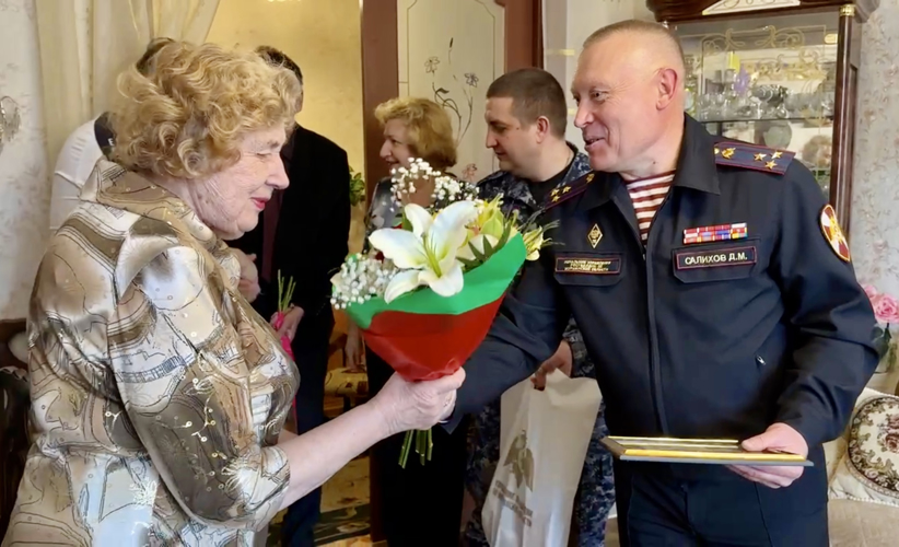 В Мурманске росгвардейцы поздравили почетного ветерана ведомства с  92-летием 