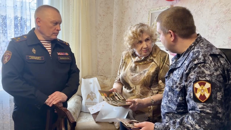 В Мурманске росгвардейцы поздравили почетного ветерана ведомства с  92-летием 