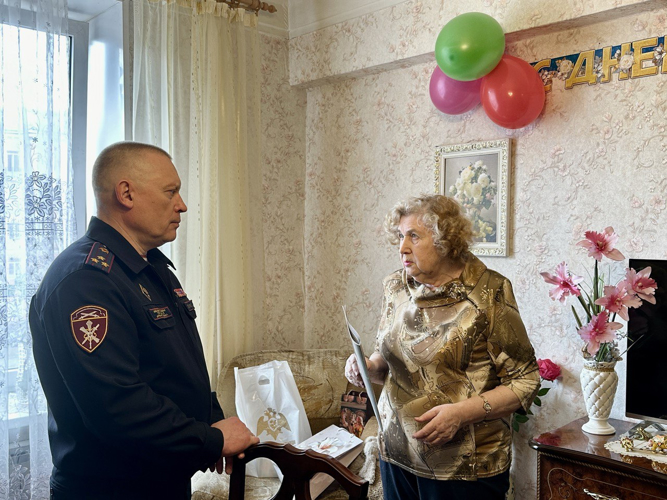 В Мурманске росгвардейцы поздравили почетного ветерана ведомства с  92-летием 