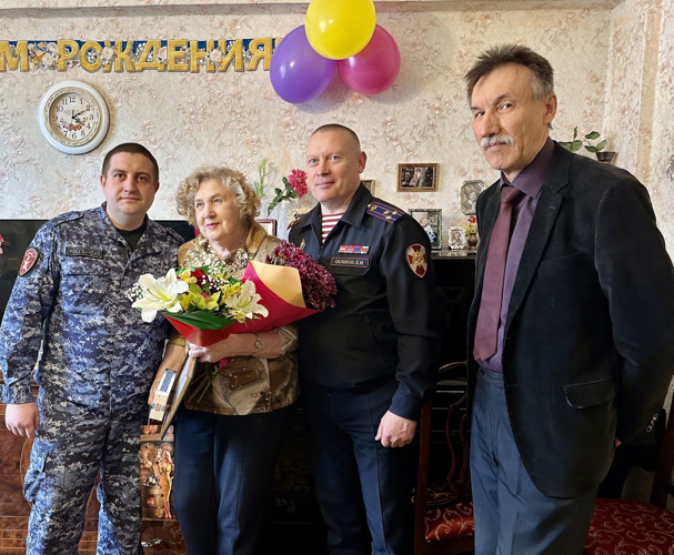 В Мурманске росгвардейцы поздравили почетного ветерана ведомства с 92-летием