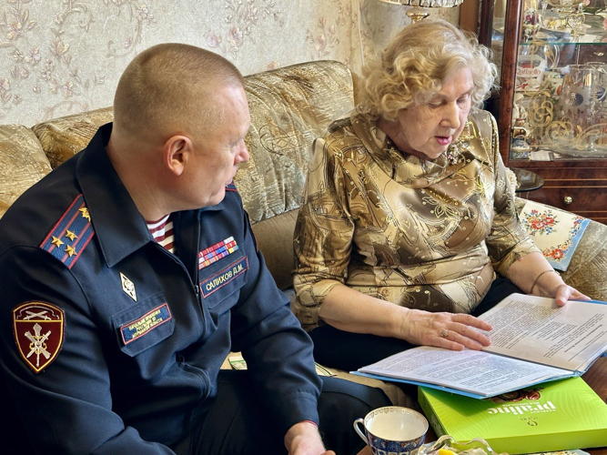 В Мурманске росгвардейцы поздравили почетного ветерана ведомства с  92-летием 
