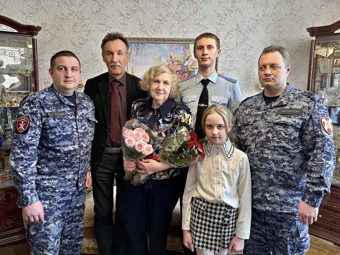 В преддверии Дня Победы в Мурманске росгвардейцы навестили ветерана Великой Отечественной войны