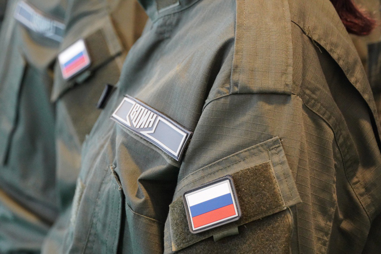 Сотрудники Росгвардии приняли участие в торжественной линейке организованной центром «Воин»