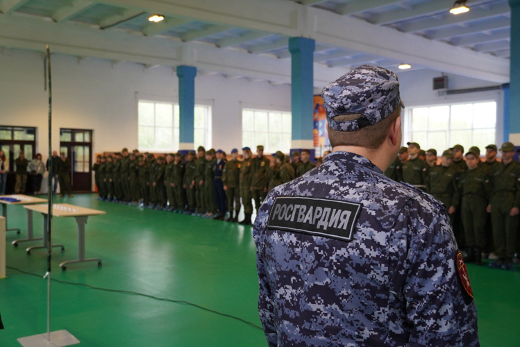 Сотрудники Росгвардии приняли участие в торжественной линейке организованной центром «Воин»