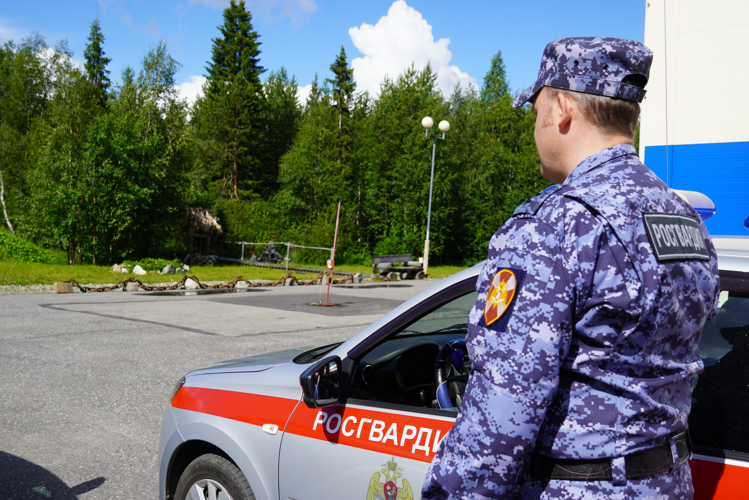 В Заполярном сотрудники Росгвардии задержали мужчину, устроившего дебош на улице 