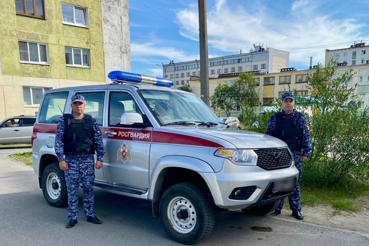 В Заполярном росгвардейцы оказали помощь мужчине, страдающему сахарным диабетом 