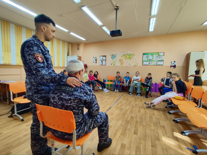 В рамках акции «Каникулы с Росгвардией» росгвардейцы провели урок оказания первой помощи для детей из оздоровительного лагеря