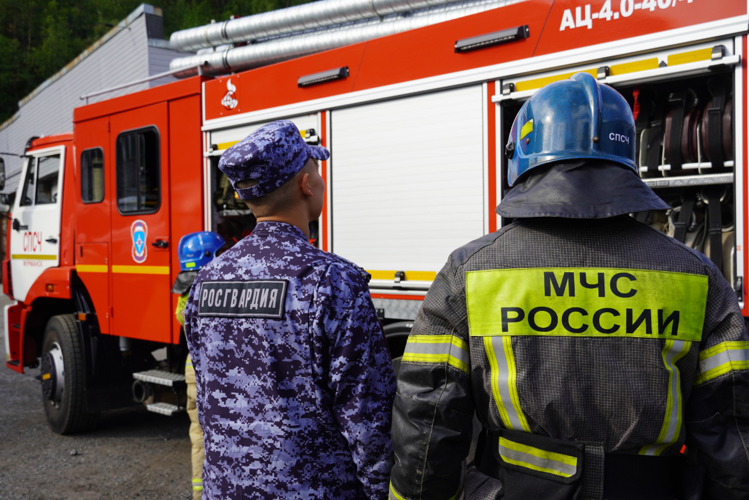  В Мурманске прошло пожарно-тактическое занятие личного состава ОМОН «Медведь» Росгвардии и пожарно-спасательных частей МЧС