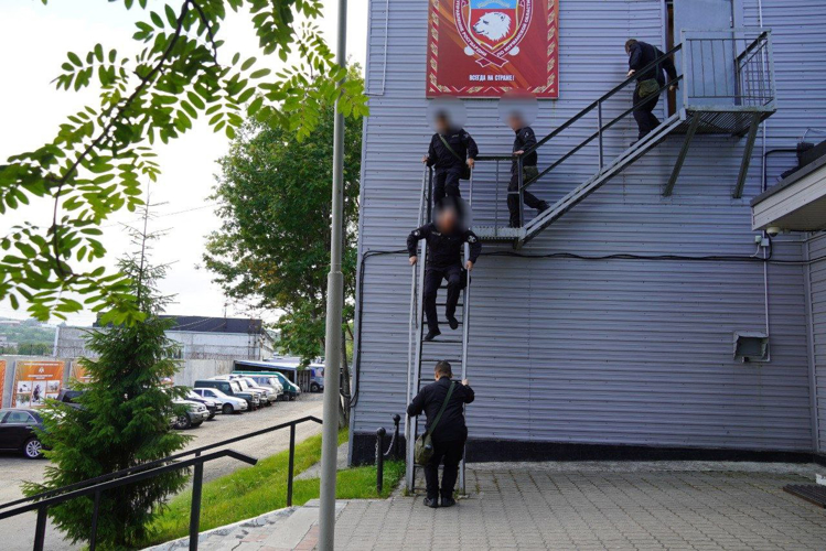  В Мурманске прошло пожарно-тактическое занятие личного состава ОМОН «Медведь» Росгвардии и пожарно-спасательных частей МЧС