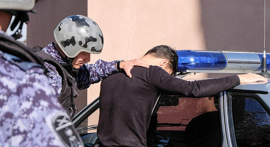 В Мурманске экипаж Росгвардии задержал мужчину, устроившего дебош в баре