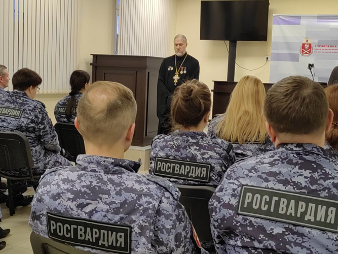В Управлении Росгвардии по Мурманской области состоялось тематическая встреча, посвященная Дню народного единства, с настоятелем храма Русской Православной церкви 