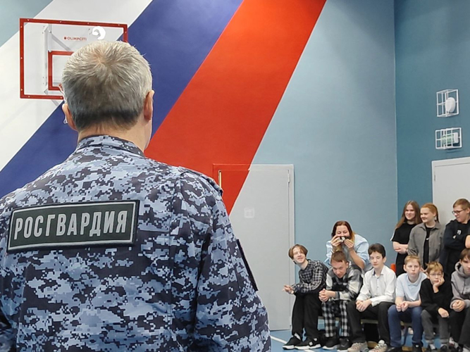 Военнослужащие Росгвардии рассказали о Героях Отечества ребятам из средней школы в Молочном