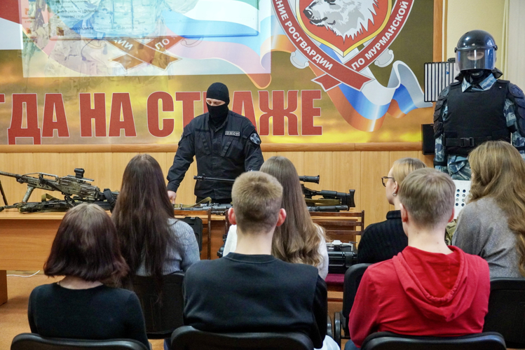 Сотрудники ОМОН «Медведь» Росгвардии в День защитника Отечества рассказали о своей службе заполярным школьникам