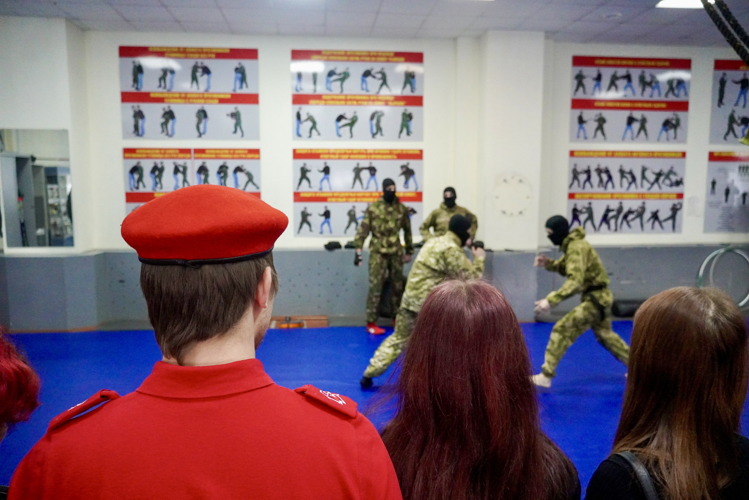 Сотрудники ОМОН «Медведь» Росгвардии в День защитника Отечества рассказали о своей службе заполярным школьникам