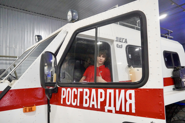 Сотрудники ОМОН «Медведь» Росгвардии в День защитника Отечества рассказали о своей службе заполярным школьникам
