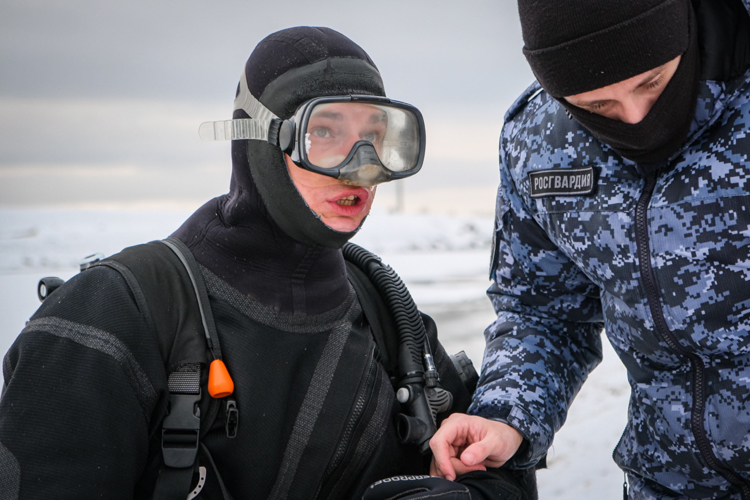 Под Петербургом водолазы СОБРа «Росомаха» Росгвардии тренировались искать взрывные устройства