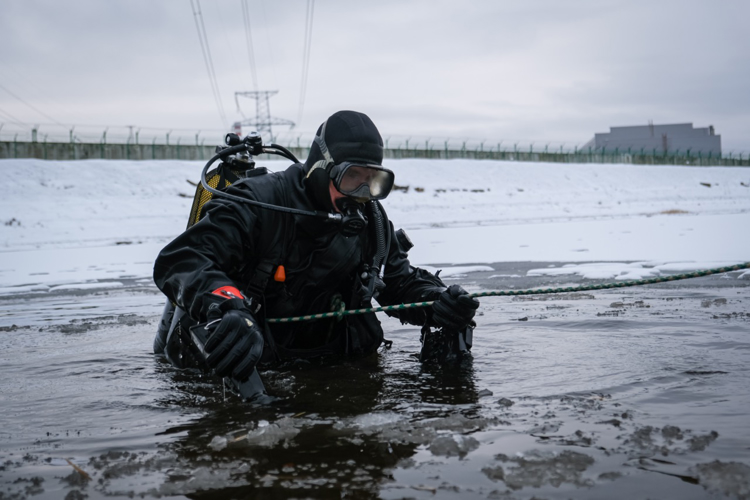 Под Петербургом водолазы СОБРа «Росомаха» Росгвардии тренировались искать взрывные устройства