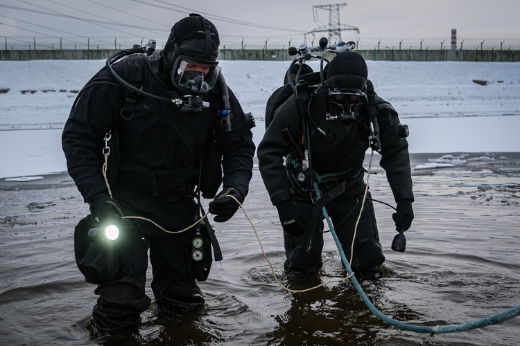 Под Петербургом водолазы СОБРа «Росомаха» Росгвардии тренировались искать взрывные устройства