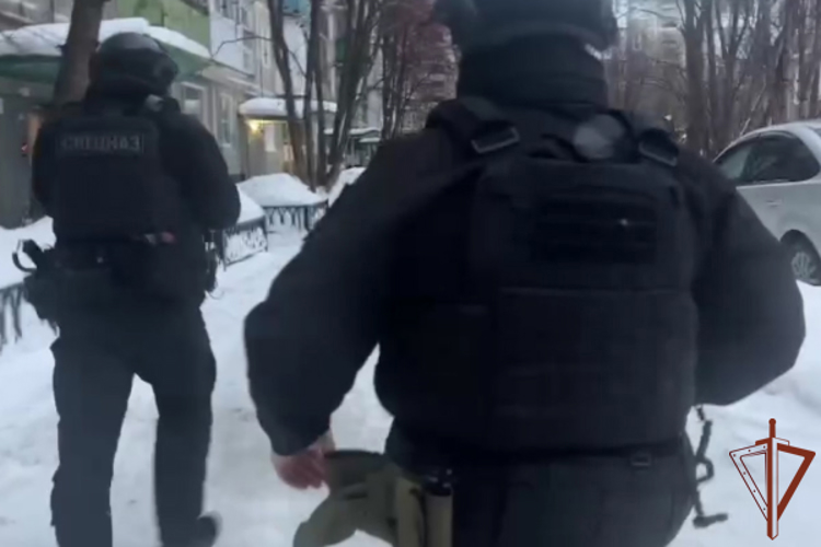 В Мурманской области при силовой поддержке СОБР «Росомаха» Росгвардии задержаны подозреваемые в вымогательстве денежных средств (видео)