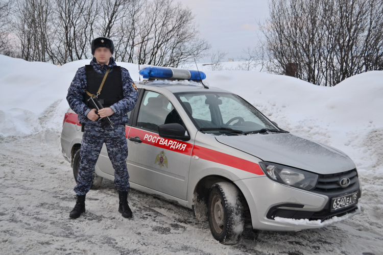 В Мурманске росгвардеец, находясь на выходном дне, задержал агрессивного мужчину с ножом