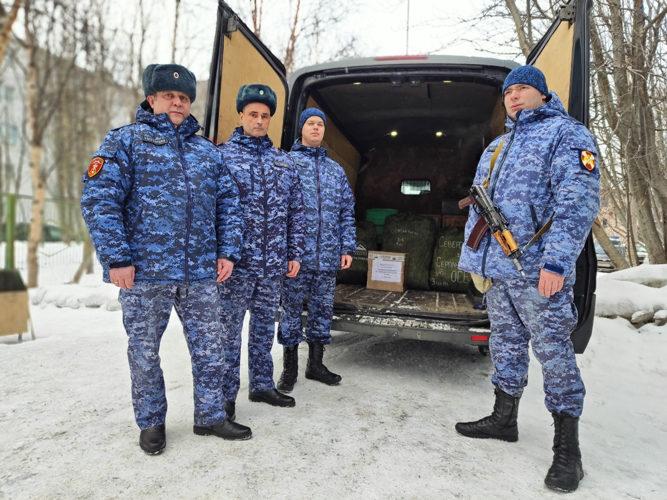 В Кольском районе Мурманской области росгвардейцы подготовили гуманитарную помощь для участников специальной военной операции