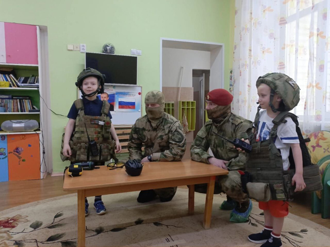 В свой профессиональный праздник росгвардейцы побывали в гостях у дошкольников