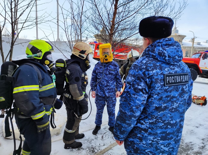В Управлении вневедомственной охраны региональной Росгвардии прошли пожарно-тактические занятия совместно с сотрудниками МЧС России