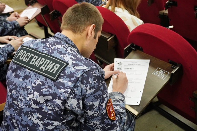 В Мурманской области росгвардейцы приняли участие в «Диктанте Победы»