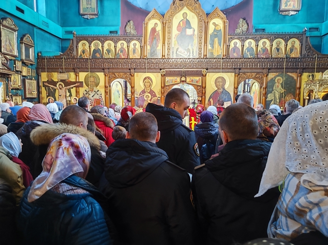 Военнослужащие по призыву морского отряда Северо-Западного округа Росгвардии приняли участие в пасхальном богослужении