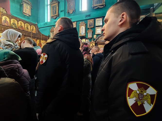Военнослужащие по призыву морского отряда Северо-Западного округа Росгвардии приняли участие в пасхальном богослужении