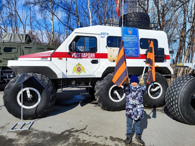 В Мурманске росгвардейцы организовали выставку техники в день Великой Победы