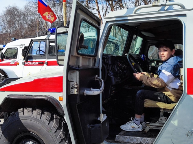 В Мурманске росгвардейцы организовали выставку техники в день Великой Победы