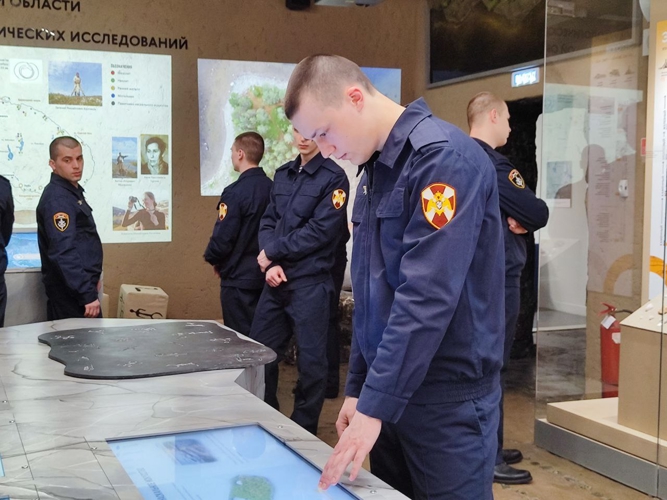 В международный день музеев военнослужащие по призыву посетили Мурманский областной краеведческий музей