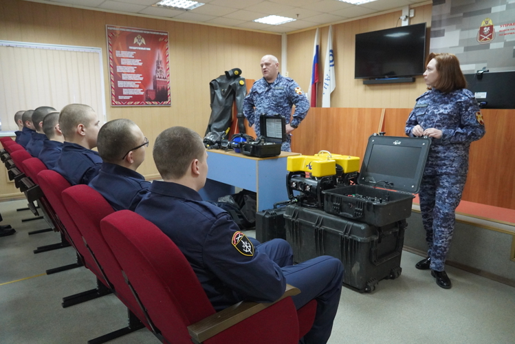 В Мурманске военнослужащие по призыву морского отряда СЗО ВНГ РФ побывали на «дне открытых дверей» в отделе вневедомственной охраны Росгвардии