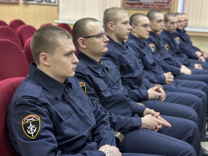 В Мурманске военнослужащие по призыву морского отряда СЗО ВНГ РФ побывали на «дне открытых дверей» в отделе вневедомственной охраны Росгвардии